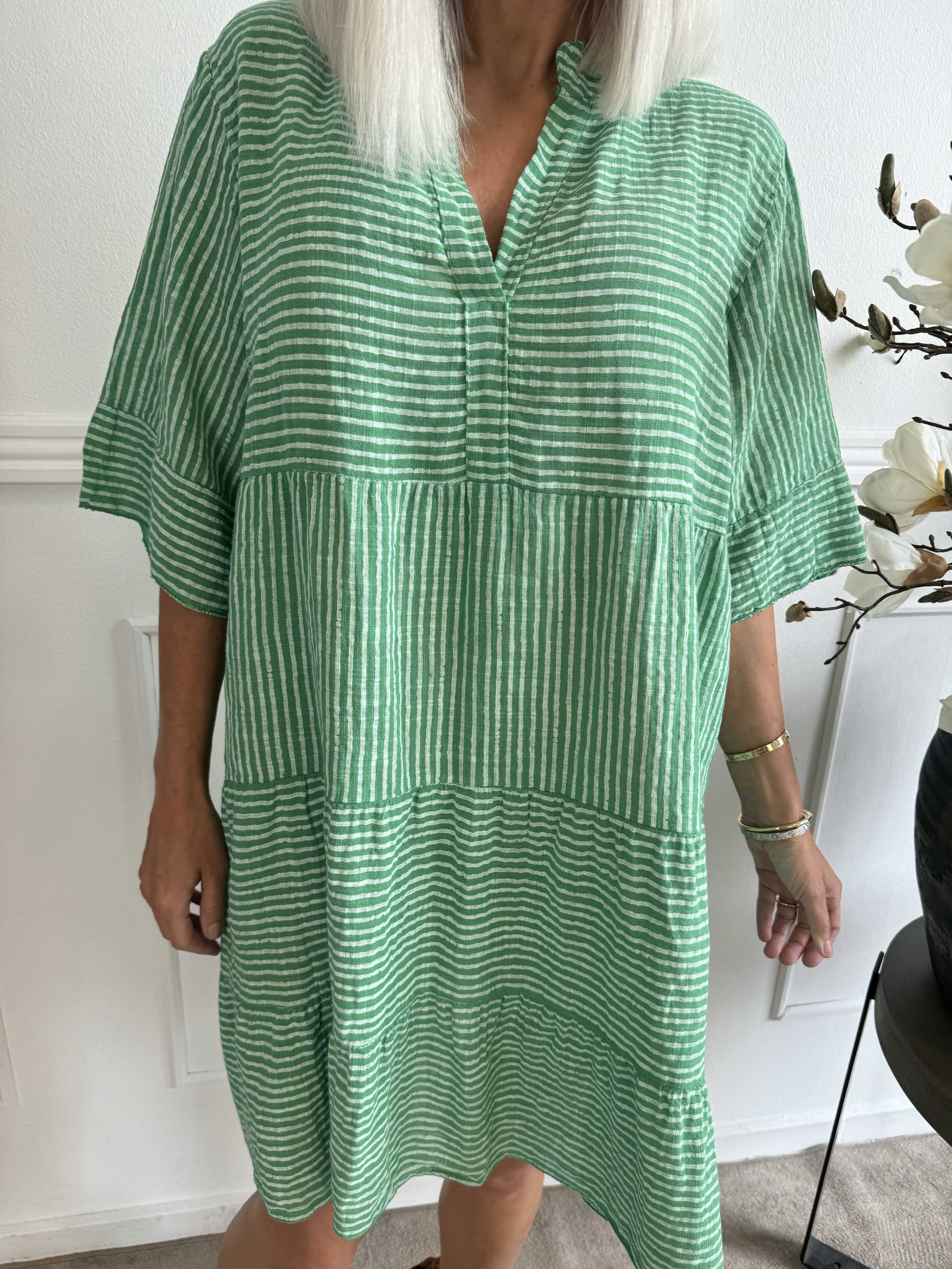 Jenni - Sød stripet bomuldskjole i hør lignende stof